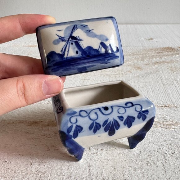 Dutch Delft Blue and White Trinket Box with Lift-Off Lid - Picture 1 of 11